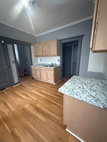 18 Hussa St, Linden City, NJ 07036