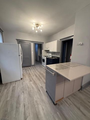 18 Hussa St, Linden City, NJ 07036