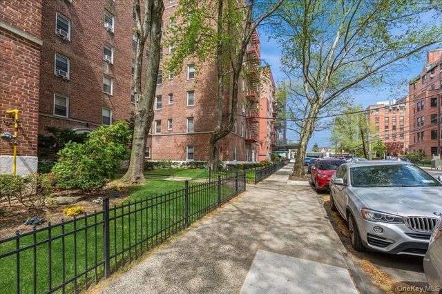 821 Bronx River Road 4D, Bronxville, NY 10708