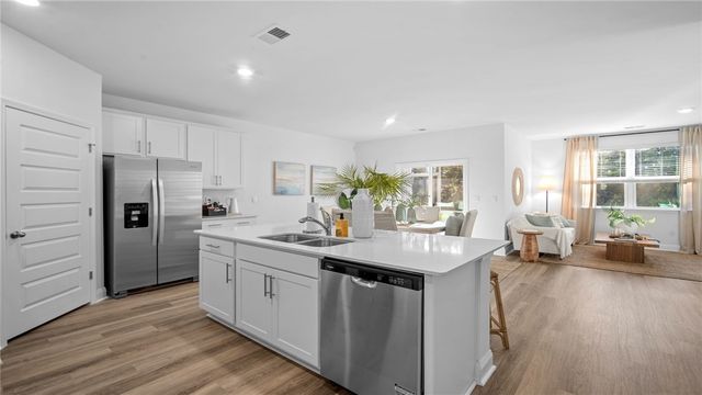 1077 Lakes Blvd, Brunswick, GA 31525