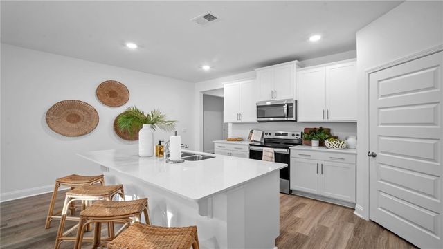 1077 Lakes Blvd, Brunswick, GA 31525