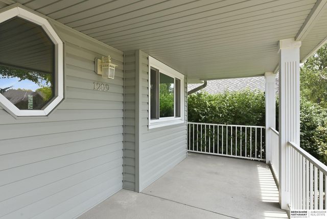 1209 Cork Drive, Papillion, NE 68046