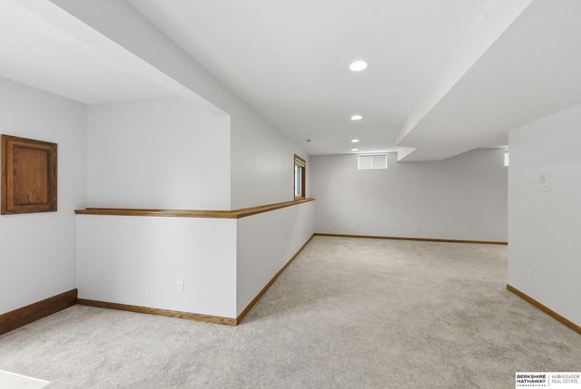 1209 Cork Drive, Papillion, NE 68046