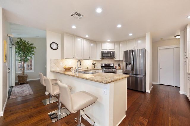 9455 Laguna Lake Way, Elk Grove, CA 95758