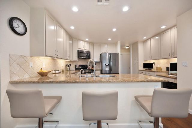 9455 Laguna Lake Way, Elk Grove, CA 95758