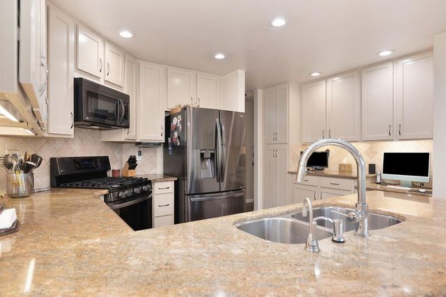 9455 Laguna Lake Way, Elk Grove, CA 95758