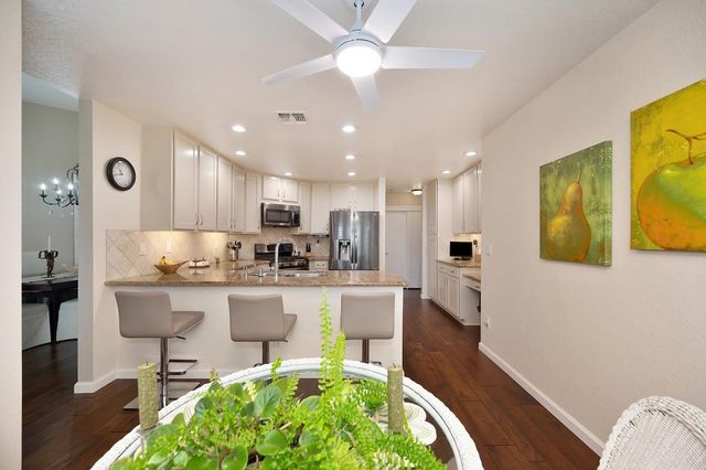 9455 Laguna Lake Way, Elk Grove, CA 95758