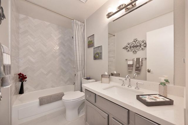 9455 Laguna Lake Way, Elk Grove, CA 95758