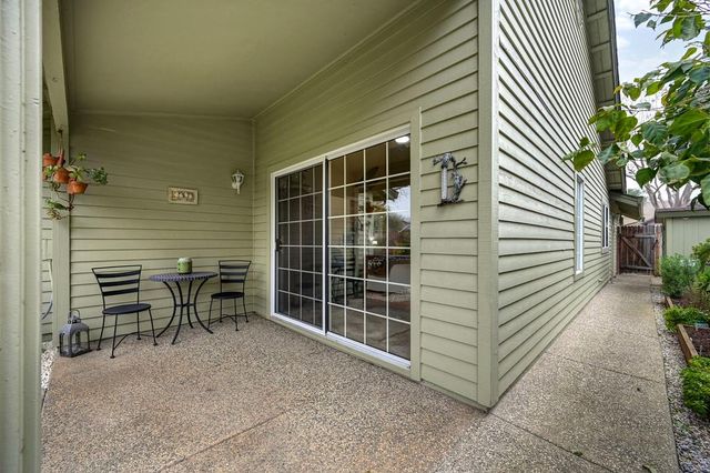 9455 Laguna Lake Way, Elk Grove, CA 95758