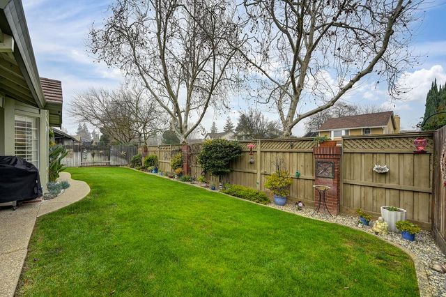 9455 Laguna Lake Way, Elk Grove, CA 95758