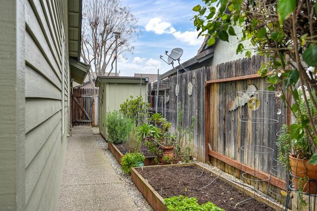 9455 Laguna Lake Way, Elk Grove, CA 95758