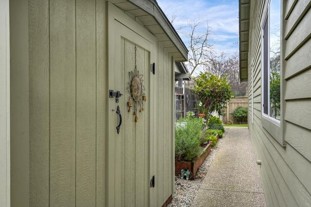 9455 Laguna Lake Way, Elk Grove, CA 95758