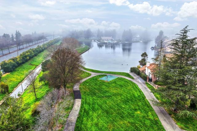 9455 Laguna Lake Way, Elk Grove, CA 95758