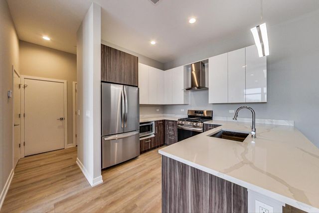 8025 Skokie Boulevard 204, Skokie, IL 60077