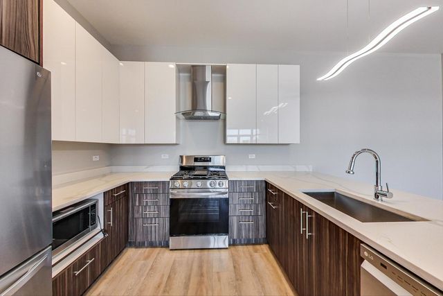 8025 Skokie Boulevard 204, Skokie, IL 60077