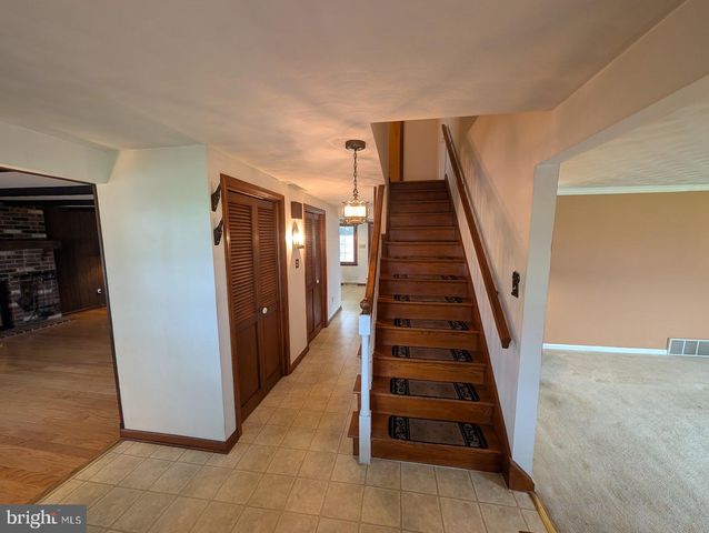 7845 CHAMBERS HILL RD, Harrisburg, PA 17111