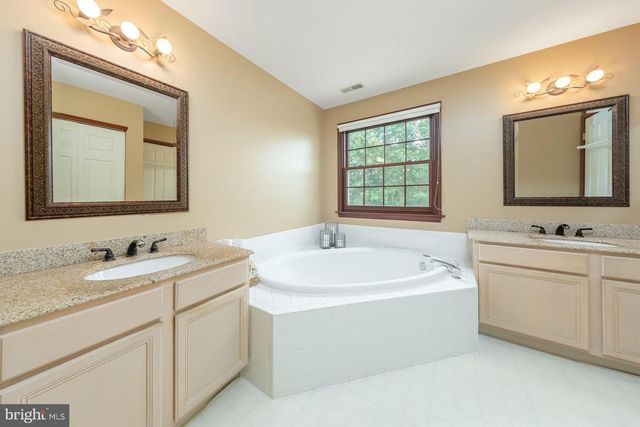 11 TURTLE CREEK DR, Mullica Hill, NJ 08062