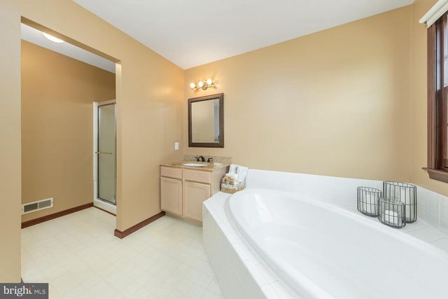 11 TURTLE CREEK DR, Mullica Hill, NJ 08062