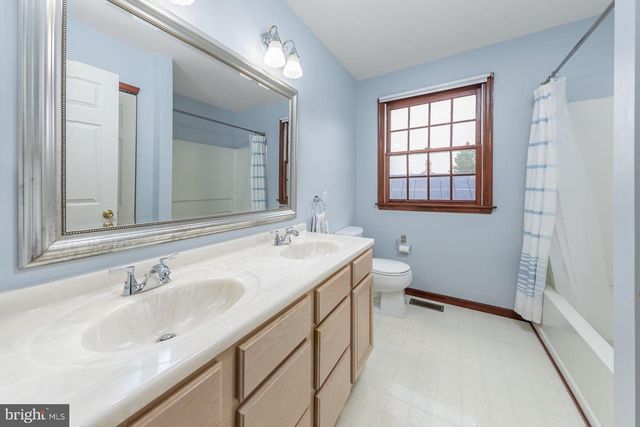 11 TURTLE CREEK DR, Mullica Hill, NJ 08062