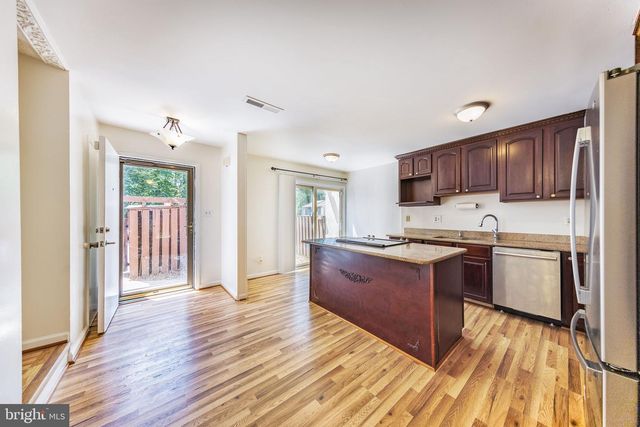 2232 SOUTHGATE SQ, Reston, VA 20191