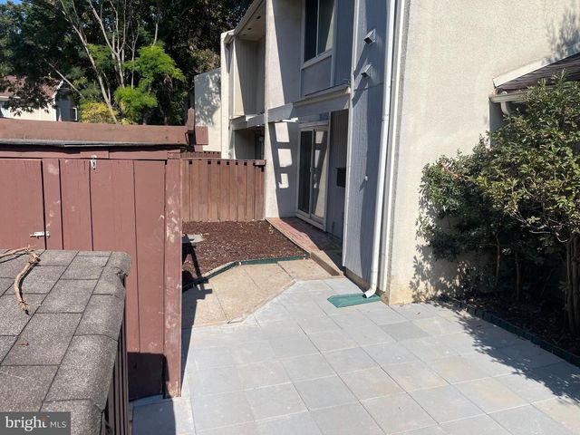 2232 SOUTHGATE SQ, Reston, VA 20191