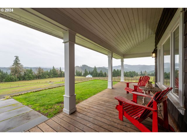 841 SKELLY Rd, Yoncalla, OR 97499