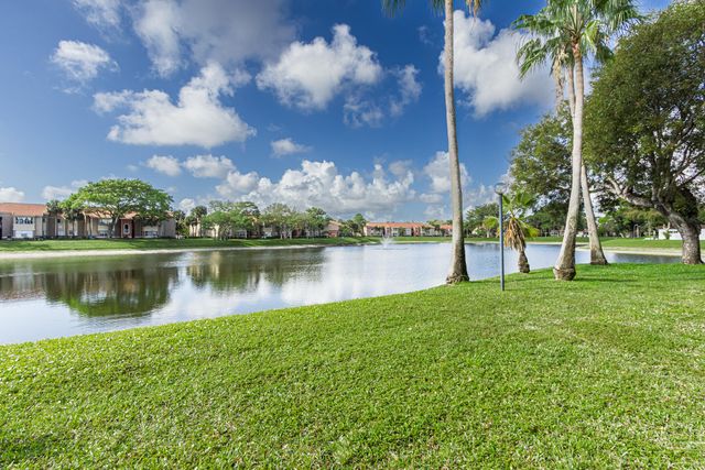 437 SW Natura Avenue F, Deerfield Beach, FL 33441