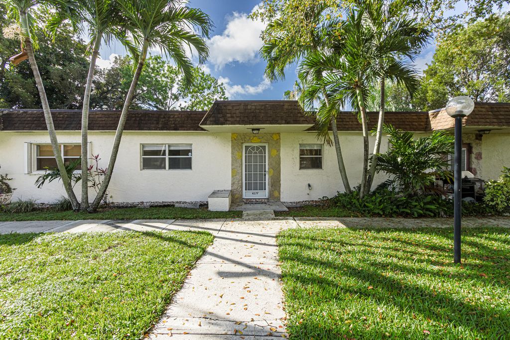 437 SW Natura Avenue F, Deerfield Beach, FL 33441