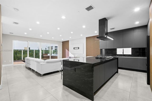 7534 NW 98th Avenue, Doral, FL 33178