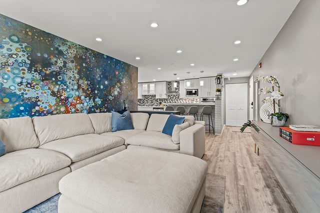 9954 S 84th Terrace 109, Palos Hills, IL 60465