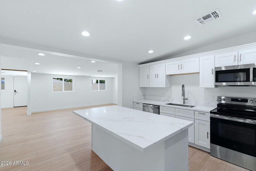 4623 E DEVONSHIRE Avenue, Phoenix, AZ 85018