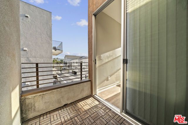 5237 Willowcrest Avenue, Los Angeles, CA 91601