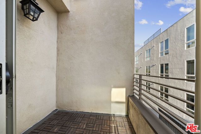 5237 Willowcrest Avenue, Los Angeles, CA 91601