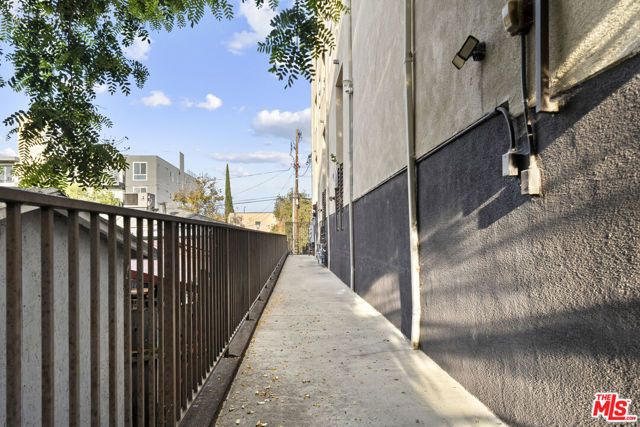 5237 Willowcrest Avenue, Los Angeles, CA 91601