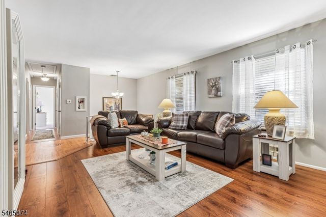 12 Mirror Pl, Jefferson Twp., NJ 07438