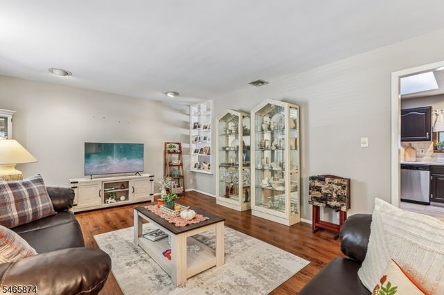 12 Mirror Pl, Jefferson Twp., NJ 07438