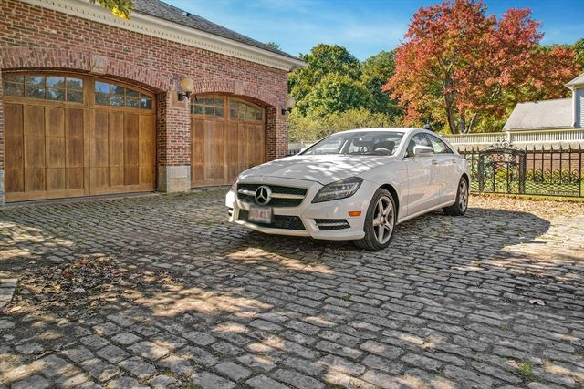 667 Grove St, Worcester, MA 01605