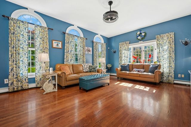 667 Grove St, Worcester, MA 01605