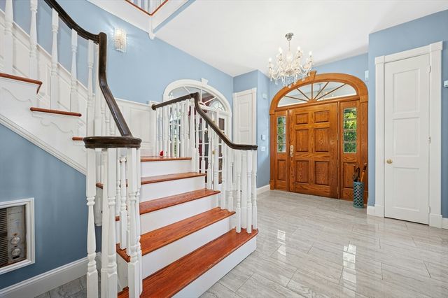 667 Grove St, Worcester, MA 01605