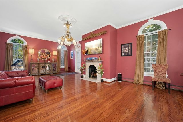 667 Grove St, Worcester, MA 01605