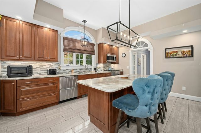 667 Grove St, Worcester, MA 01605