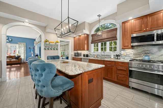 667 Grove St, Worcester, MA 01605