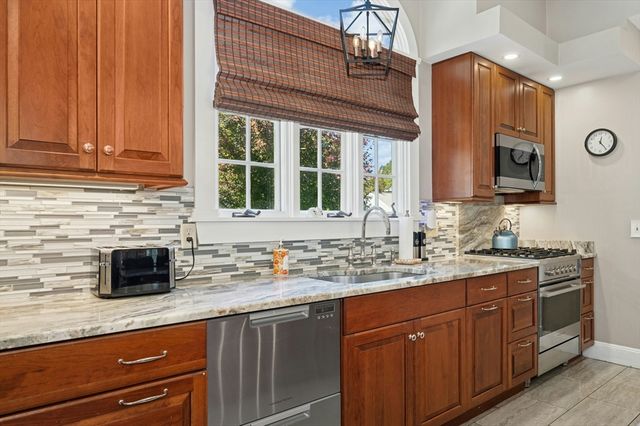 667 Grove St, Worcester, MA 01605