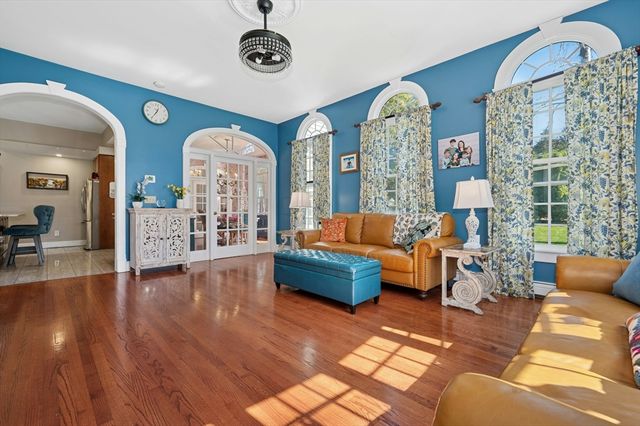 667 Grove St, Worcester, MA 01605