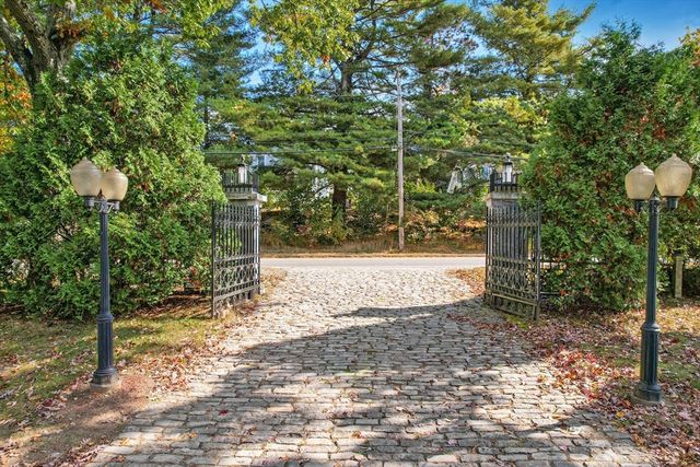 667 Grove St, Worcester, MA 01605