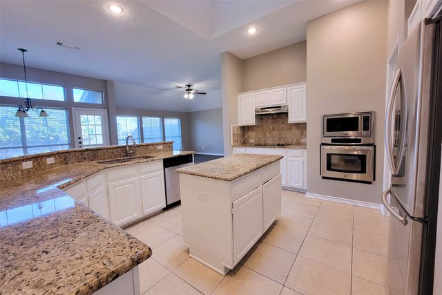 1604 Knoll Ridge Circle, Corinth, TX 76210