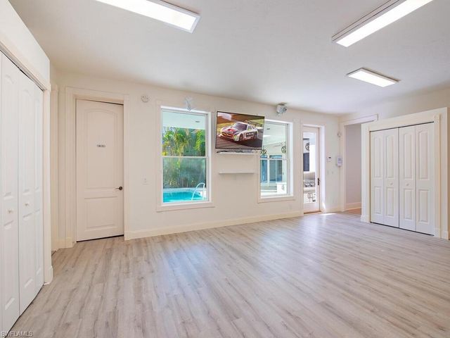 180 7th AVE S, Naples, FL 34102