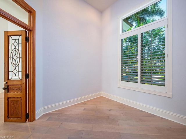 180 7th AVE S, Naples, FL 34102