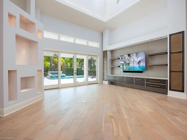 180 7th AVE S, Naples, FL 34102