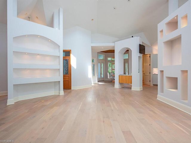 180 7th AVE S, Naples, FL 34102